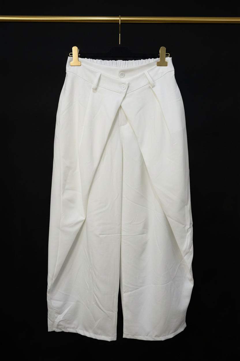 Pantalón blanco con botones en V sobre fondo negro y percha dorada