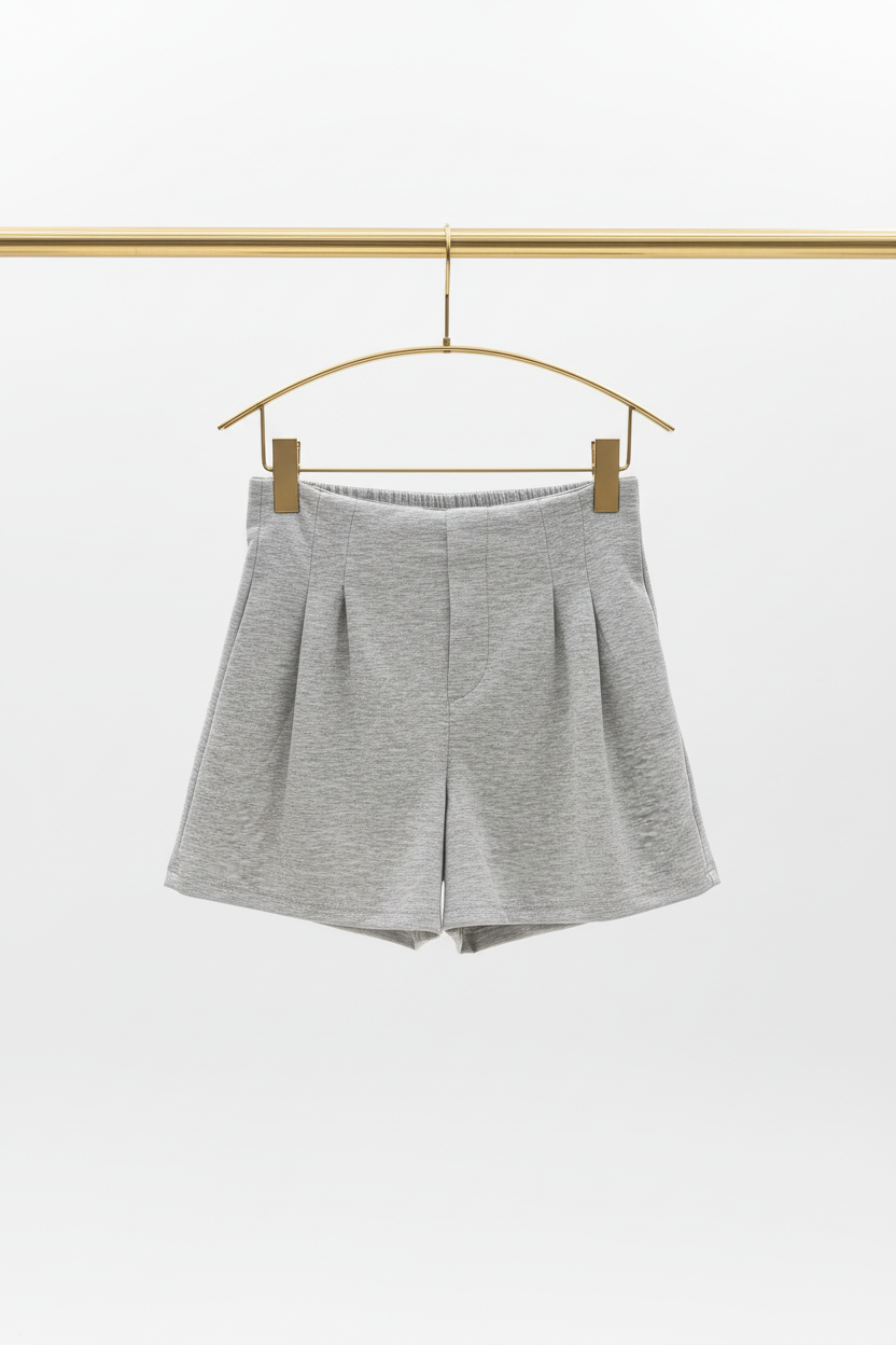 Short gris fondo blanco percha dorada