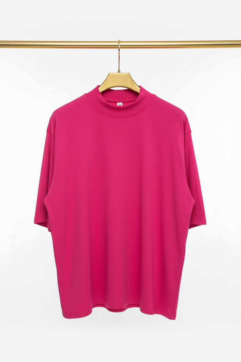 Camiseta fucsia con percha dorada