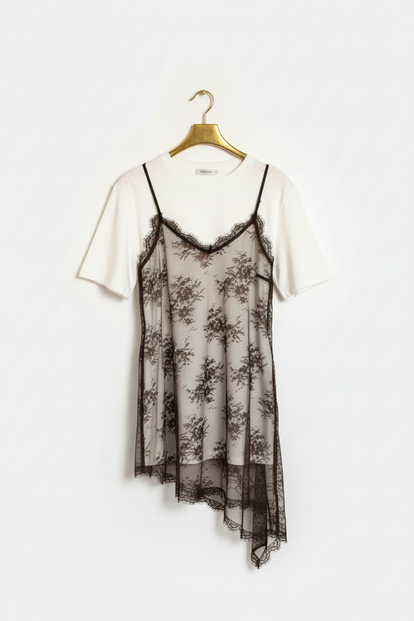 Lencero asimétrico negro sobre camiseta blanca percha dorada