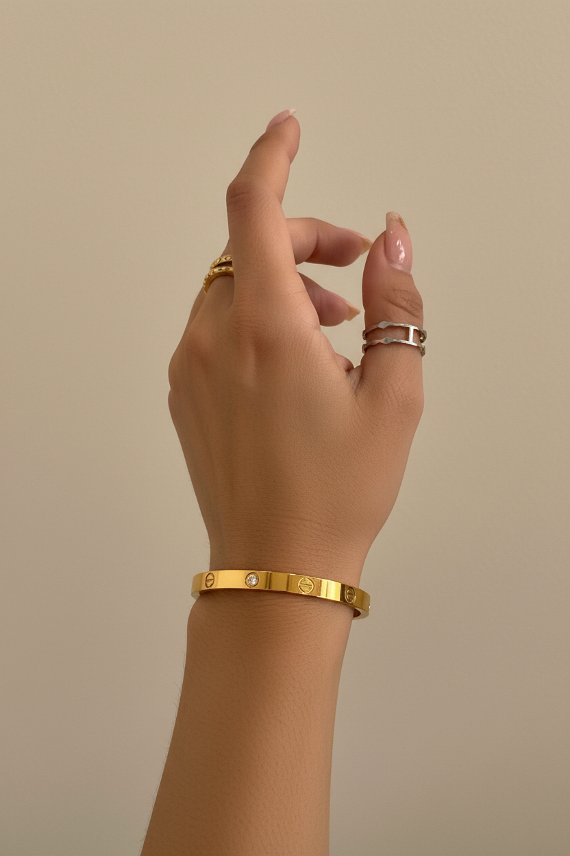 Pulsera dorada con cristales
