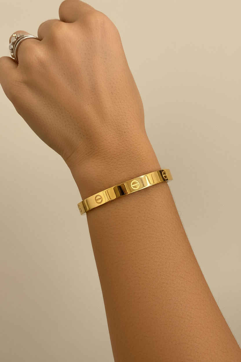 Pulsera dorada con tornillos
