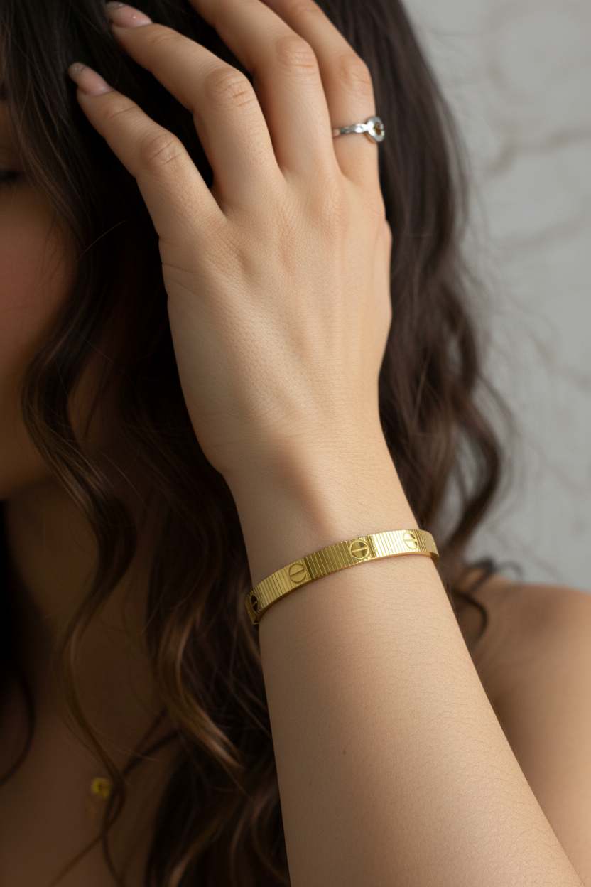 Pulsera dorada detalle