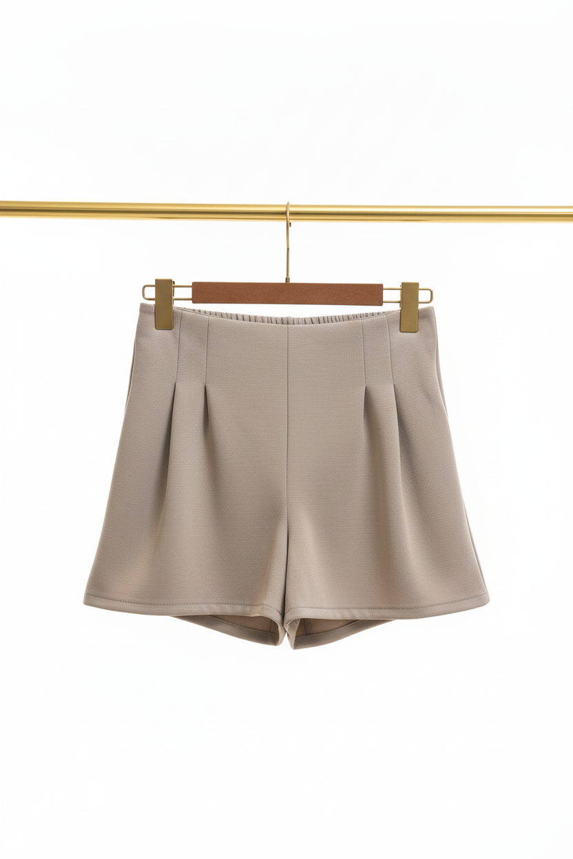 Shorts greige fondo blanco percha dorada